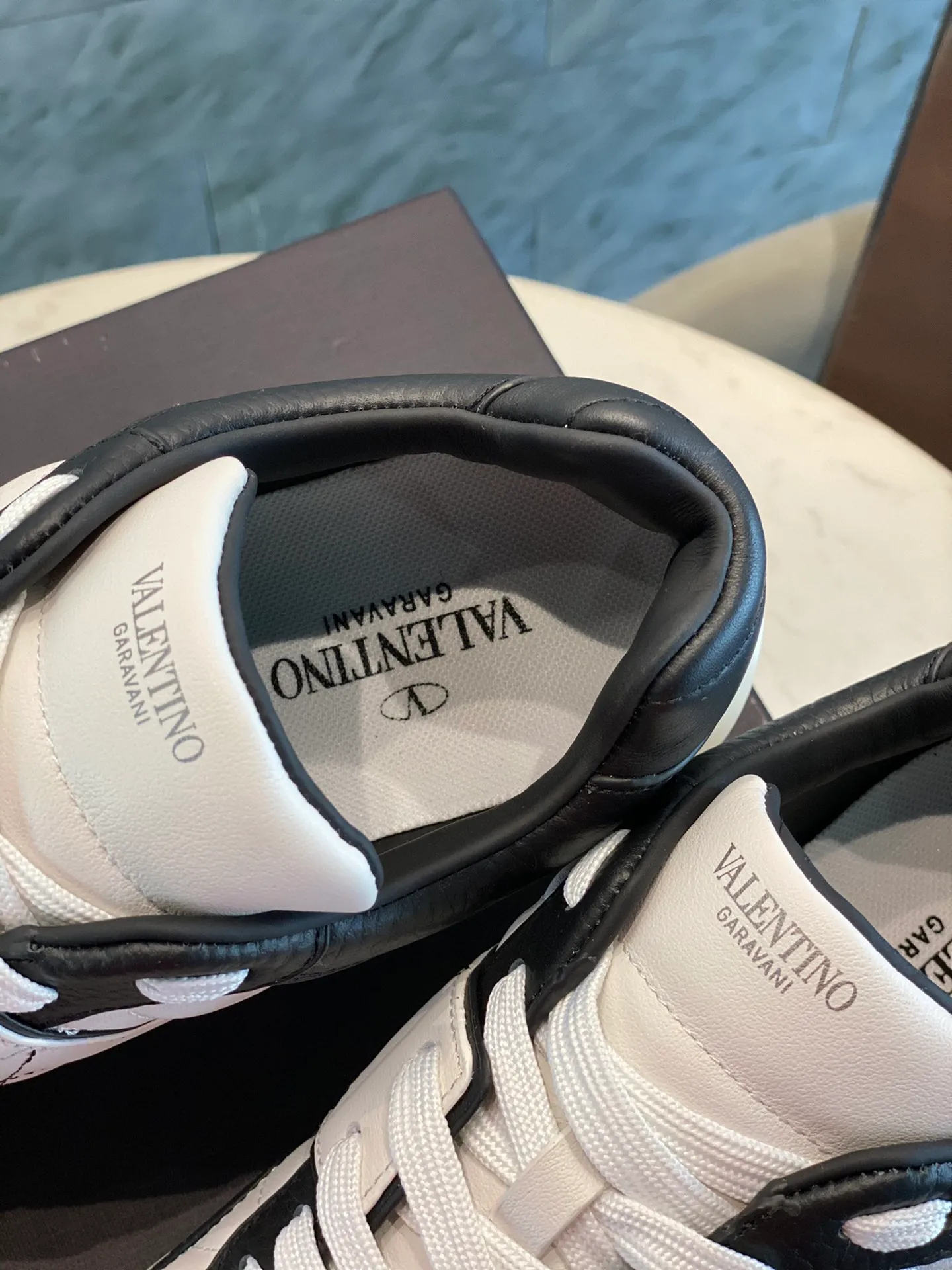 👟👟Ex-factory price 780👟👟 Valentino ONE STUD calfskin lace-up sneakers. Soft suede low-top sneakers, classic and versatile, couple's sneakers, special goods, worth buying! A pair of simple shoes with unique details will save you from the difficulty of dressing. OneStud sneakers, with quilted plaid and oversized rivets, create an eye-catching punk style and get rid of the heavy feeling of this season's clothing. U👟👟Ex-factory price raise calfskin derby shoes, with exquisite leather construction and simple silhouette, smooth lines set the tone of coolness, they are a versatile item in the wardrobe. There are more Valentino boutique shoes waiting for you to unlock! It’s time to get the shoes you’ve been coveting for a long time! Officially on sale 7,+++ - Seven straps, decorated with metallic rubber effect. Decoration on the back and tongue. Size 35-44.
